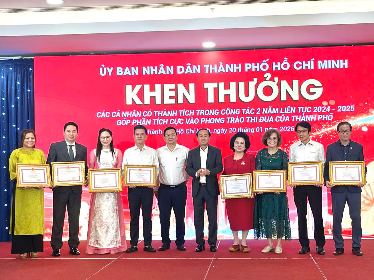 hrec-vinh-du-nhan-bang-khen-tu-ubnd-tp-hcm-va-huba-khang-dinh-vi-the-va-su-menh-cong-dong