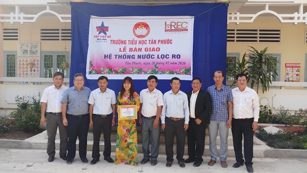 cau-lac-bo-va-cong-ty-tan-viet-my-trao-he-thong-loc-nuoc-ro-den-tinh-dong-thap