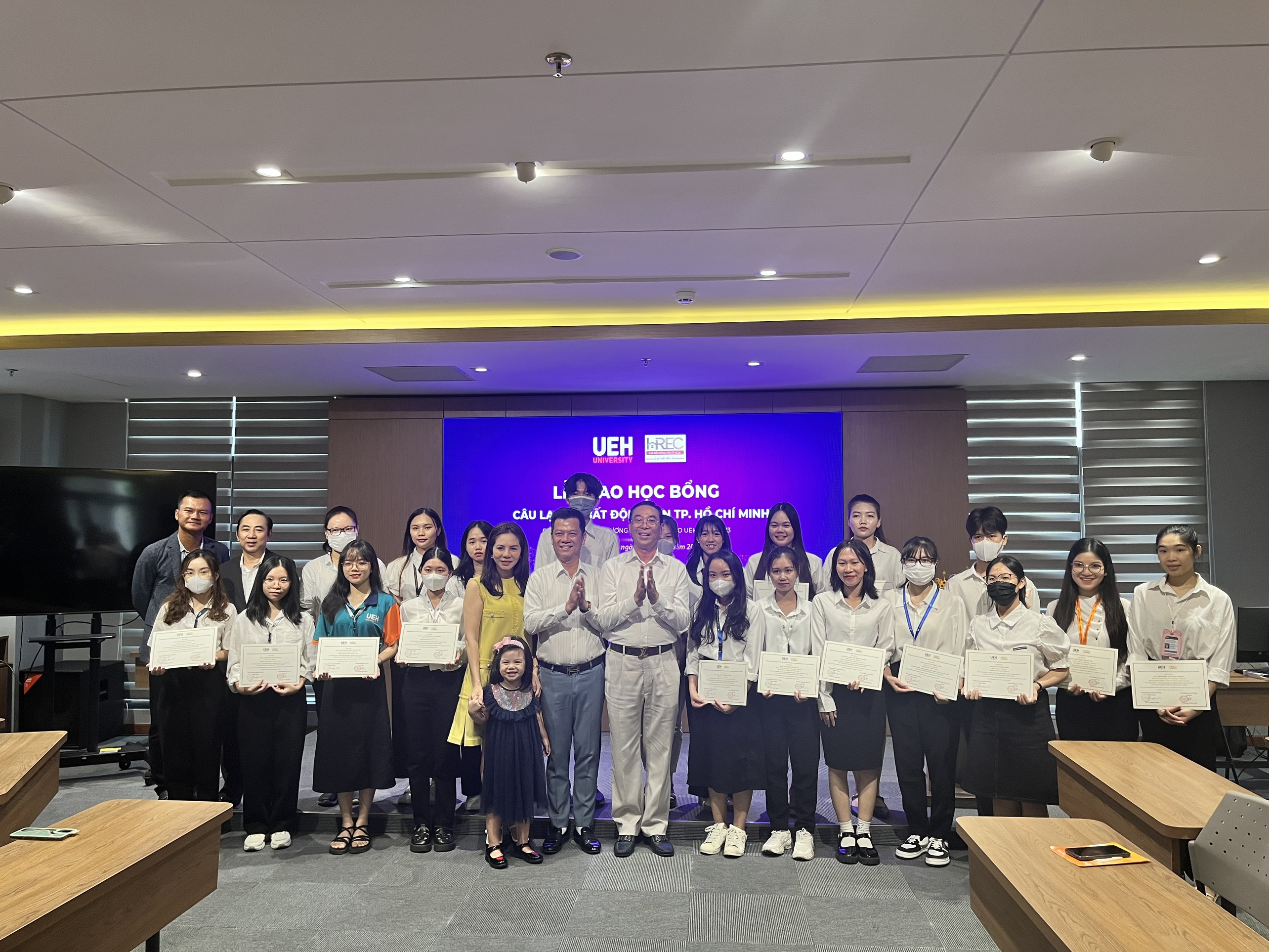 HREC TÀI TRỢ 20 SUẤT HỌC BỔNG TRỊ GIÁ 200 TRIỆU ĐỒNG CHO TRƯỜNG ĐẠI HỌC KINH TẾ TP.HCM