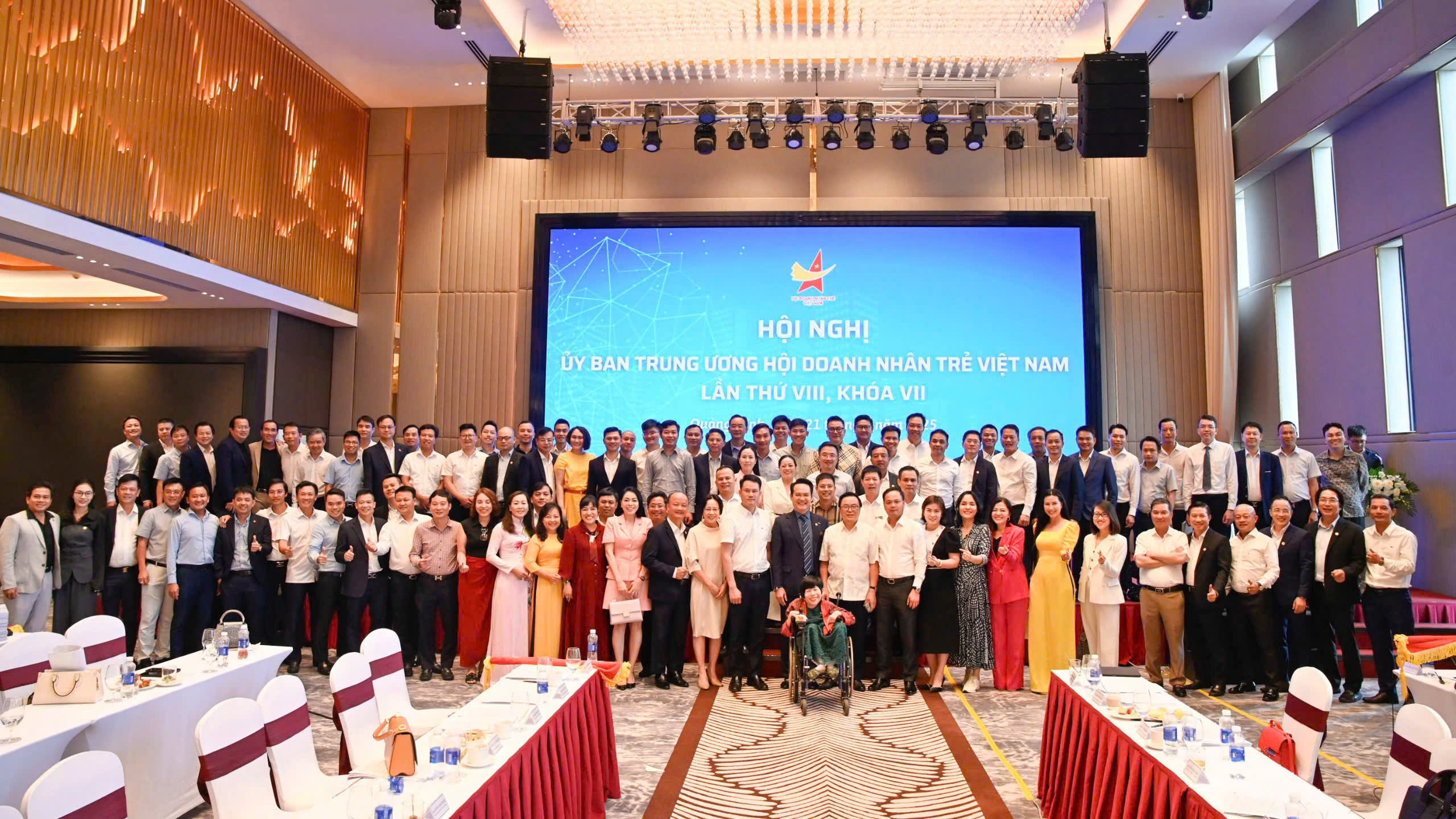 VREC VINH DỰ NHẬN CỜ THI ĐUA XUẤT SẮC TỪ TW HỘI DNT VIỆT NAM