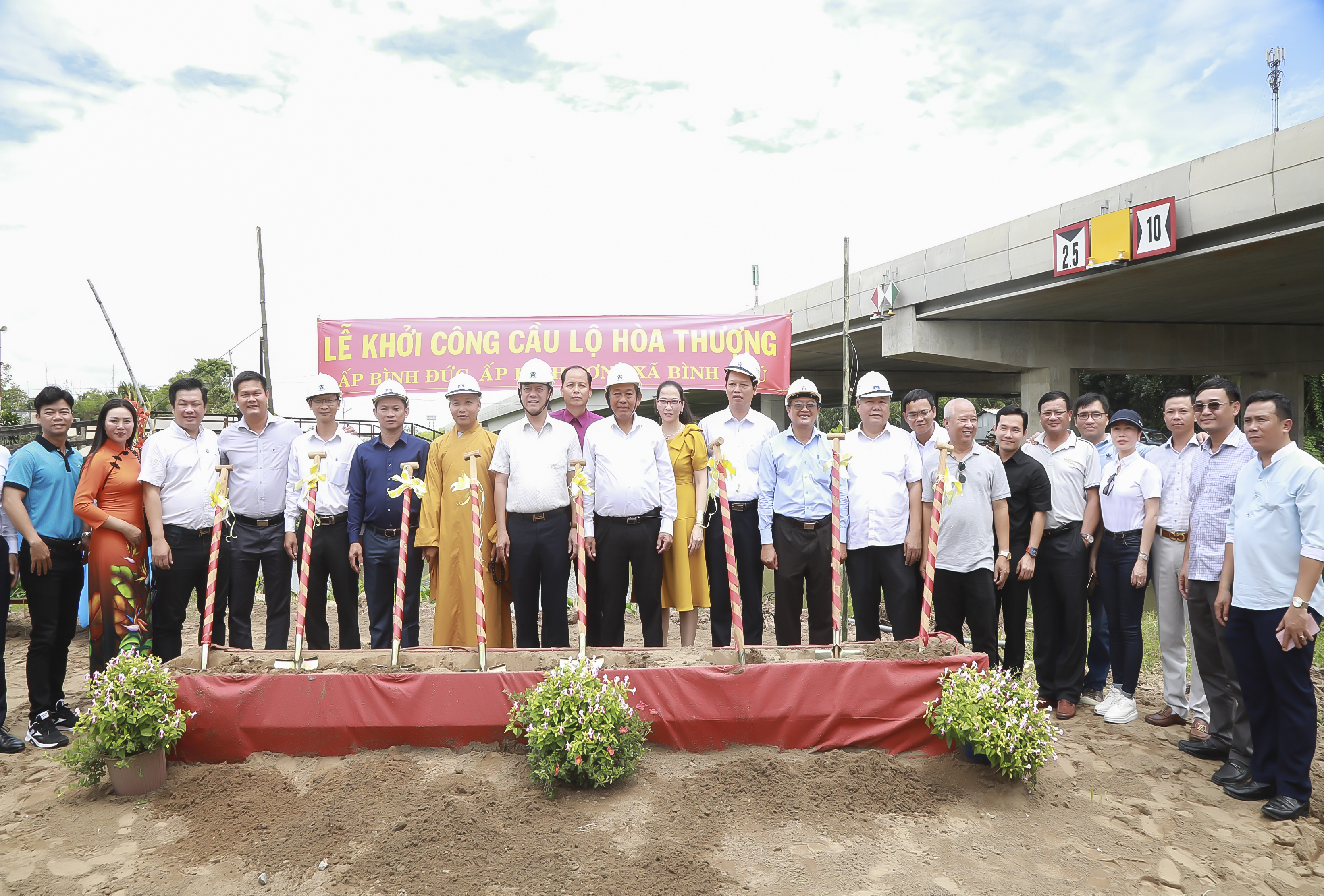 CLB BẤT ĐỘNG SẢN VIỆT NAM (VREC) VÀ CÂU LẠC BỘ BẤT ĐỘNG SẢN TP. HỒ CHÍ MINH (HREC) ĐÃ TỔ CHỨC LỄ KHỞI CÔNG CẦU LỘ HÒA THƯỢNG VỚI TỔNG KINH PHÍ GẦN 1 TỶ ĐỒNG