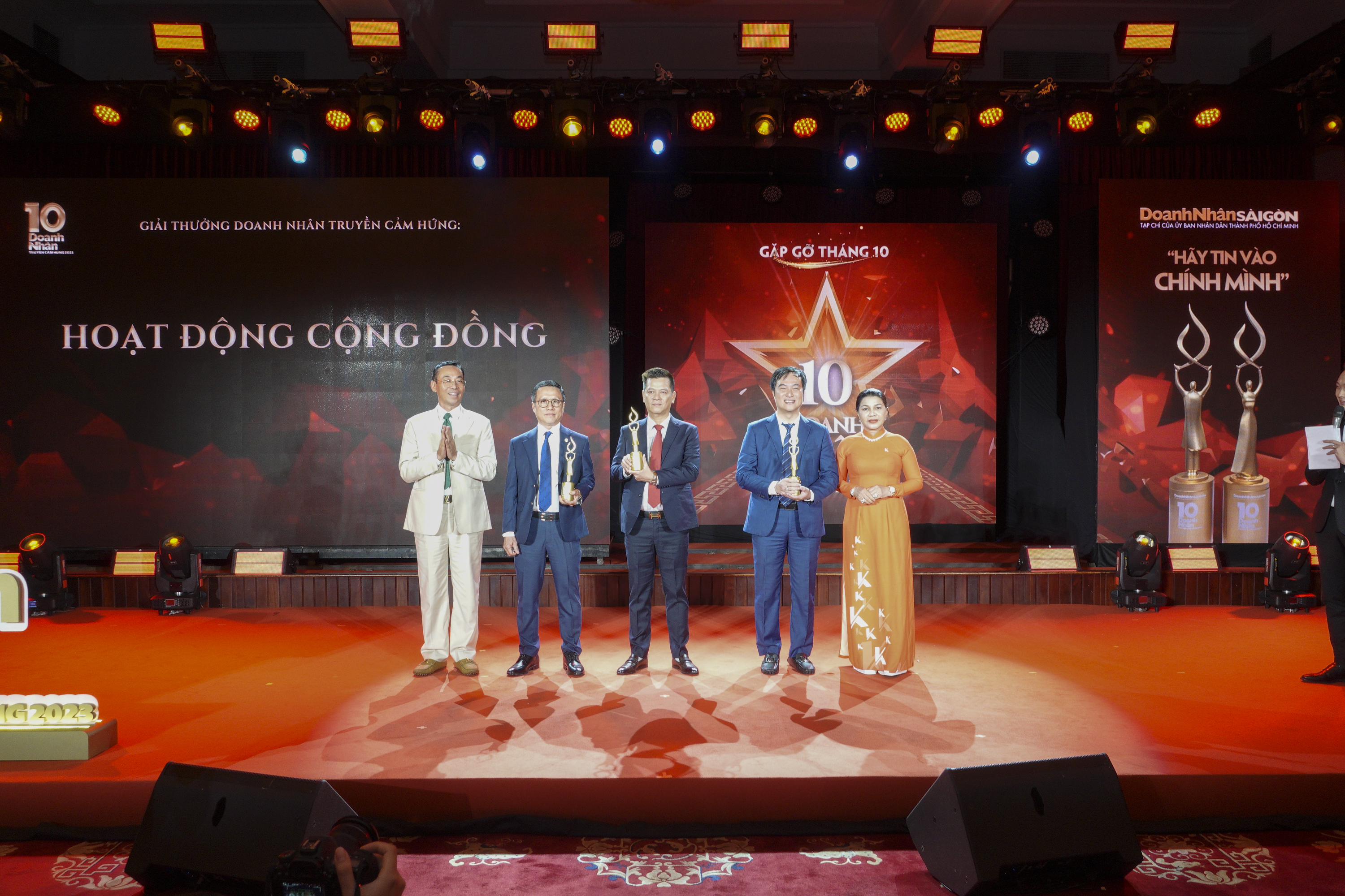 ÔNG NGUYỄN QUỐC BẢO CHỦ TỊCH VREC HREC NHẬN GIẢI DOANH NHÂN TRUYỀN CẢM HỨNG 2023 HẠNG MỤC "Hoạt Động Vì Cộng Đồng"