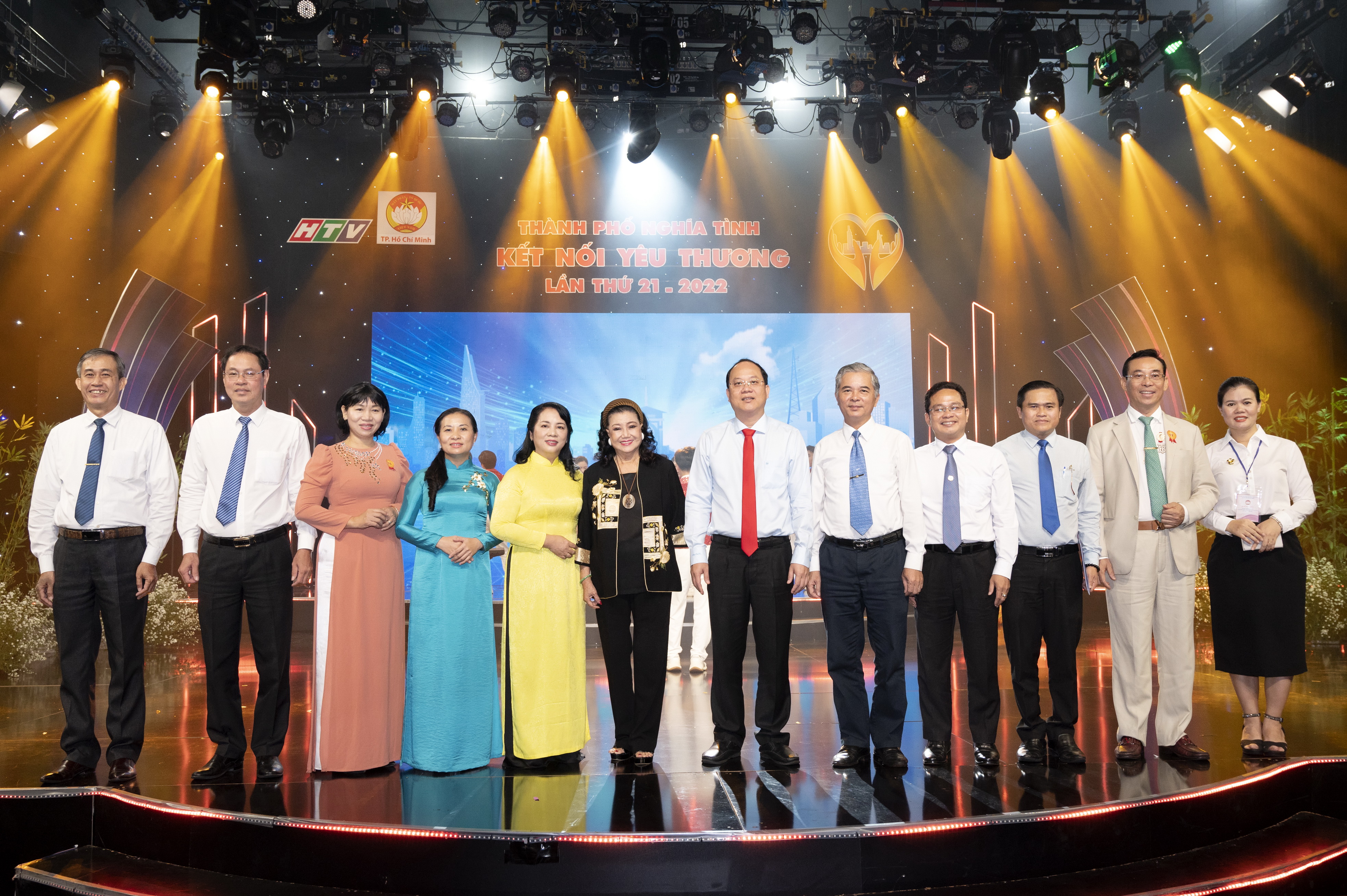 CÂU LẠC BỘ BẤT ĐỘNG SẢN TP.HCM TÀI TRỢ 100 TRIỆU ĐỒNG CHO QUỸ VÌ NGƯỜI NGHÈO