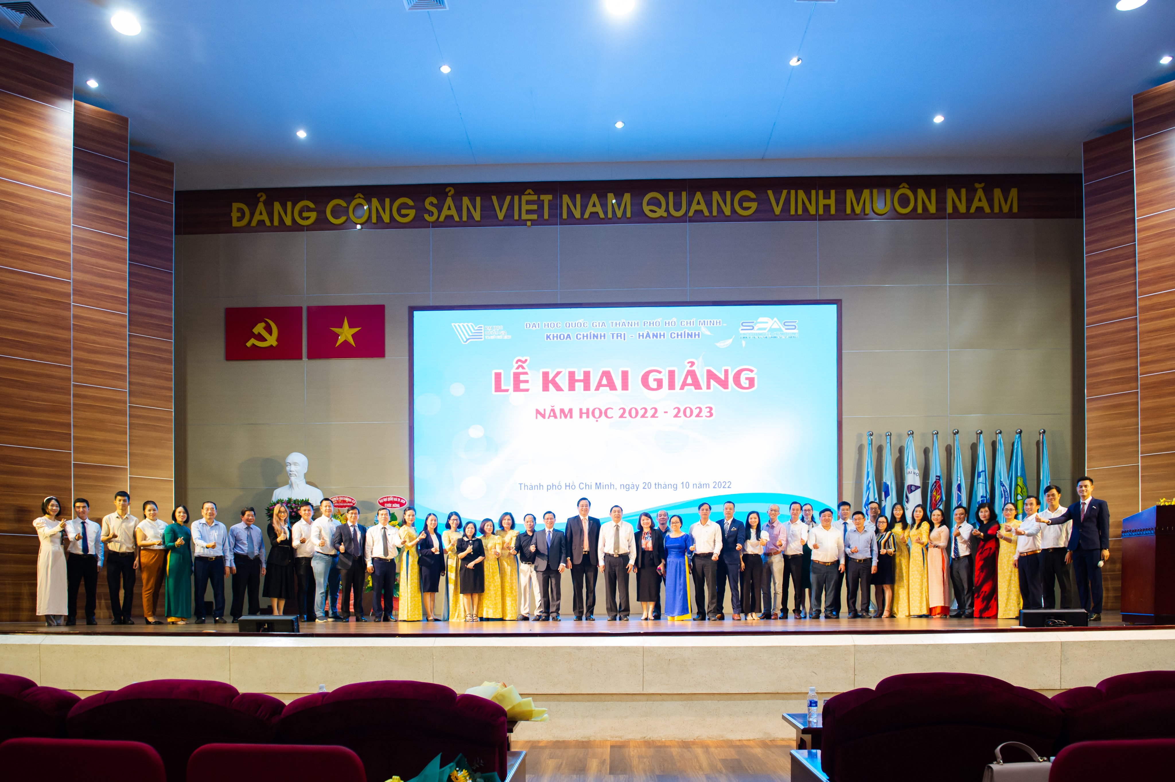 CLB BĐS VREC & HREC TÀI TRỢ 100 TRIỆU ĐỒNG CHO KHOA CHÍNH TRỊ HÀNH CHÍNH ĐẠI HỌC QUỐC GIA TP.HCM.