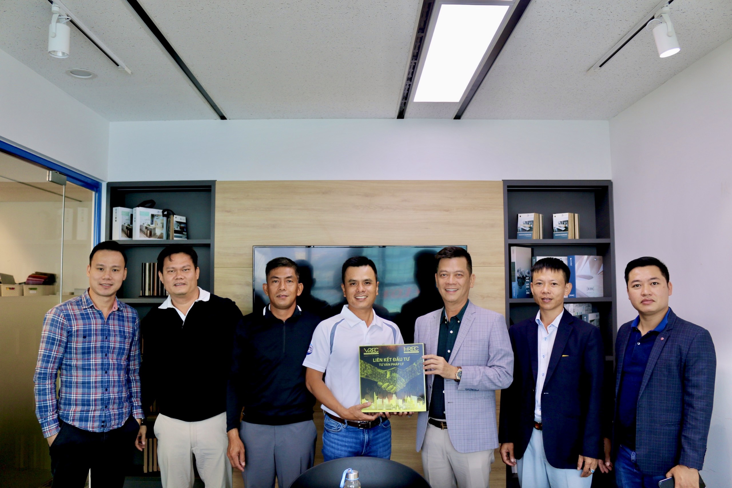 CHỦ TỊCH CLB BĐS VIỆT NAM CÙNG BAN CHẤP HÀNH GHÉ THĂM CHI NHÁNH CỦA HỘI VIÊN AK INTERIORS (AKI)