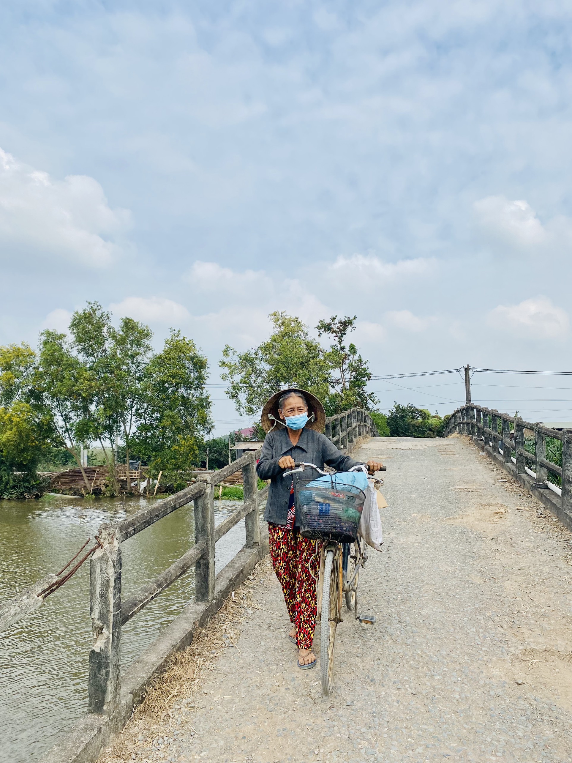 HÀNH TRÌNH "KẾT NỐI NHỮNG NHỊP CẦU YÊU THƯƠNG" CHO BÀ CON NÔNG THÔN Ở HÓC MÔN